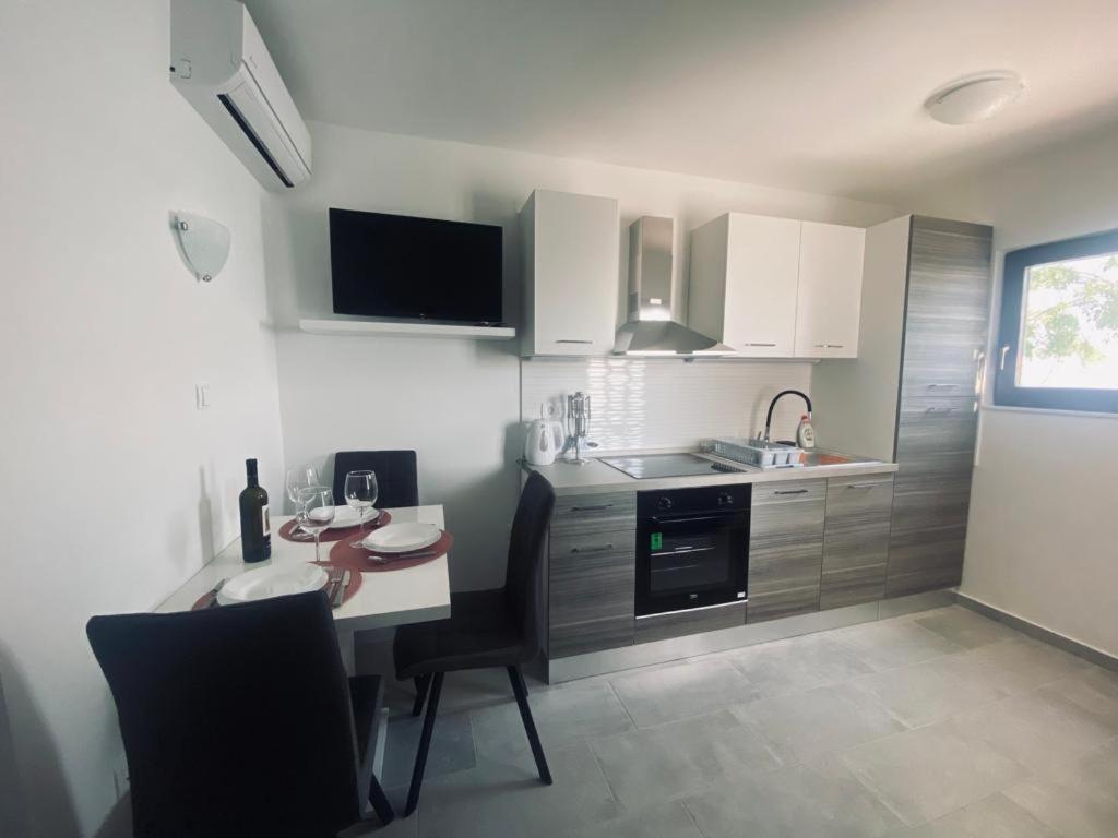 Apartmani Mila Starigrad Paklenica Exterior photo