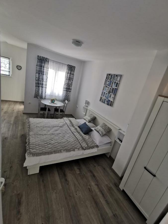Apartmani Mila Starigrad Paklenica Exterior photo