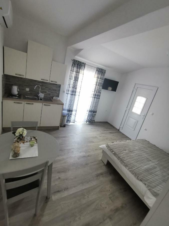 Apartmani Mila Starigrad Paklenica Exterior photo
